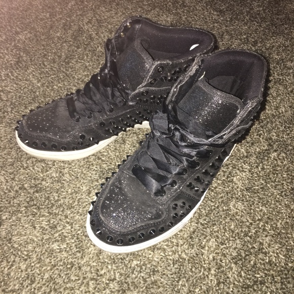 Steve Madden Shoes - π€π€ STEVE MADDEN SHUFLE-S STUDDED HI-TOP SNEAKERS Steve Madden Shoes - π€π€ STEVE MADDEN SHUFLE-S STUDDED HI-TOP SNEAKERS